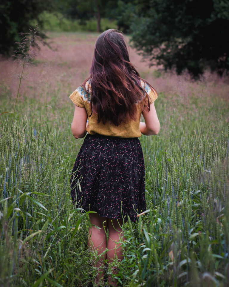 Colourwork im Sommer? Na klar, mit dem: Viola Tee von Ronja Hakalehto