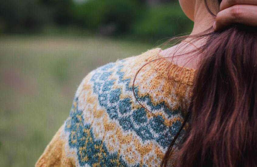 Colourwork im Sommer? Na klar, mit dem: Viola Tee von Ronja Hakalehto